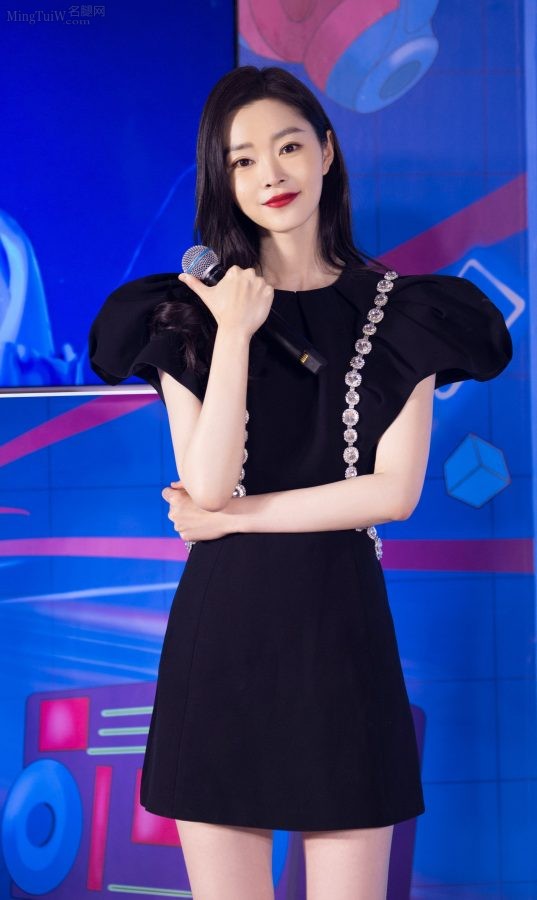 宋轶黑裙白腿出席活动美照(3/4)