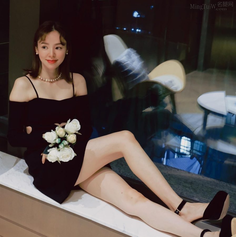谭凯琪穿上一条吊带短裙露出白滑的美腿(1/3)