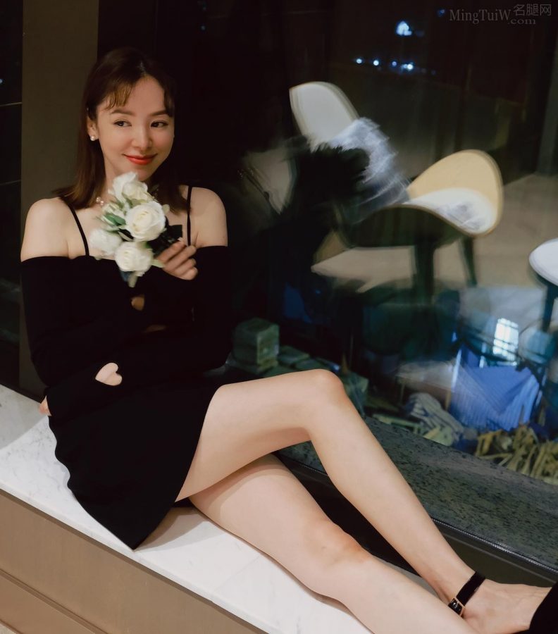 Tan Kaiqi put on a suspender skirt to reveal her smooth legs(2/3)