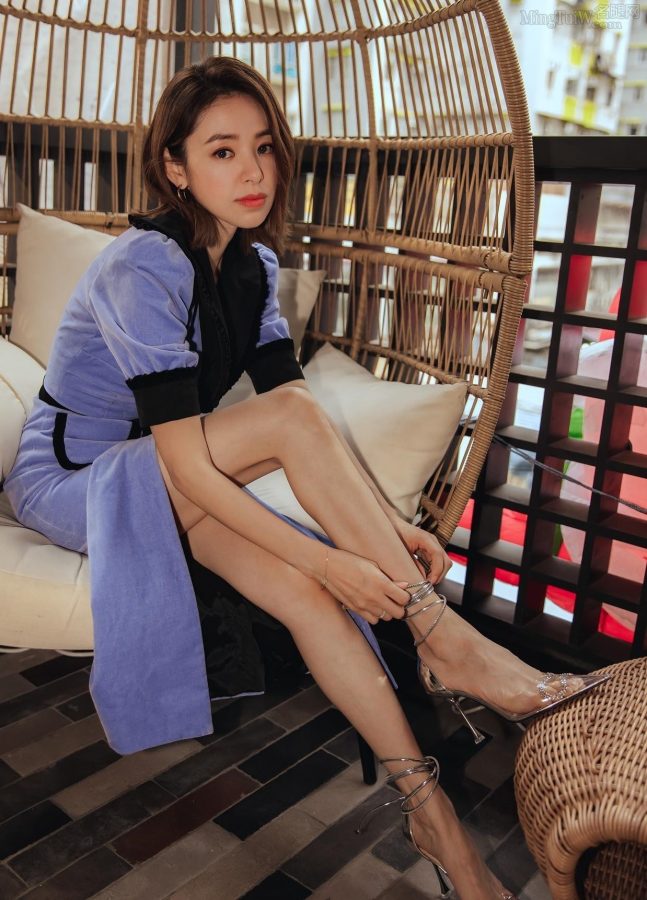 谭凯琪穿开衩裙故意露出穿了细高跟的美腿(2/4)