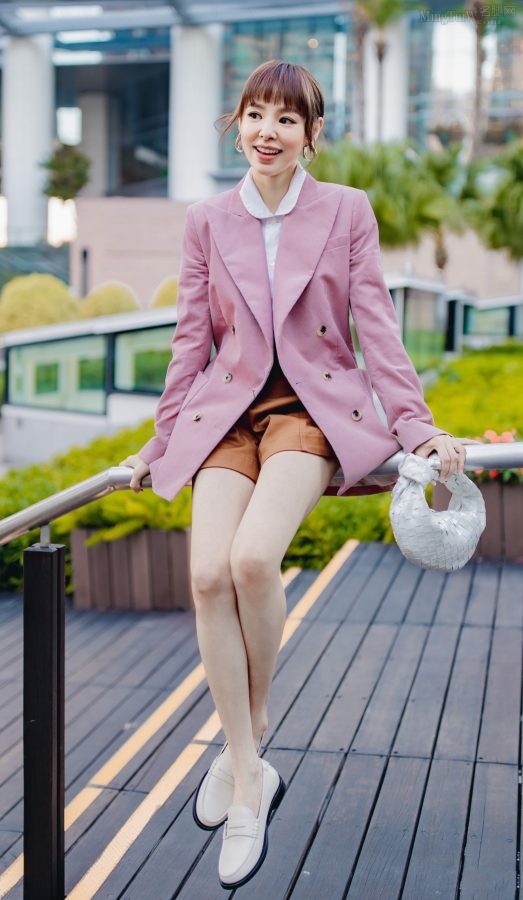 美女演员谭凯琪修长纤细的玉腿美照(1/2)