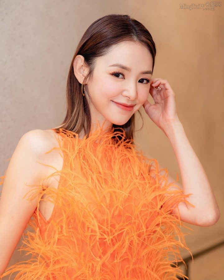 谭凯琪穿黄色羽毛裙美腿纤细(3/4)