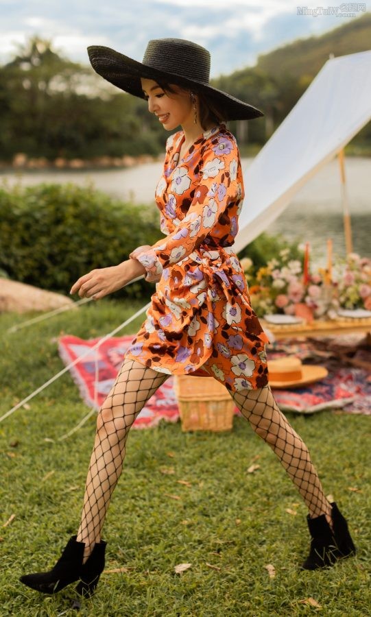 Tan Kaiqi wearing fishnet pantyhose on her legs while camping(1/3)
