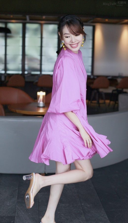 谭凯琪身穿紫裙白皙美腿穿高跟凉拖（第1张/共2张）