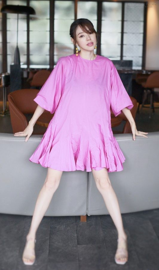 谭凯琪身穿紫裙白皙美腿穿高跟凉拖（第2张/共2张）
