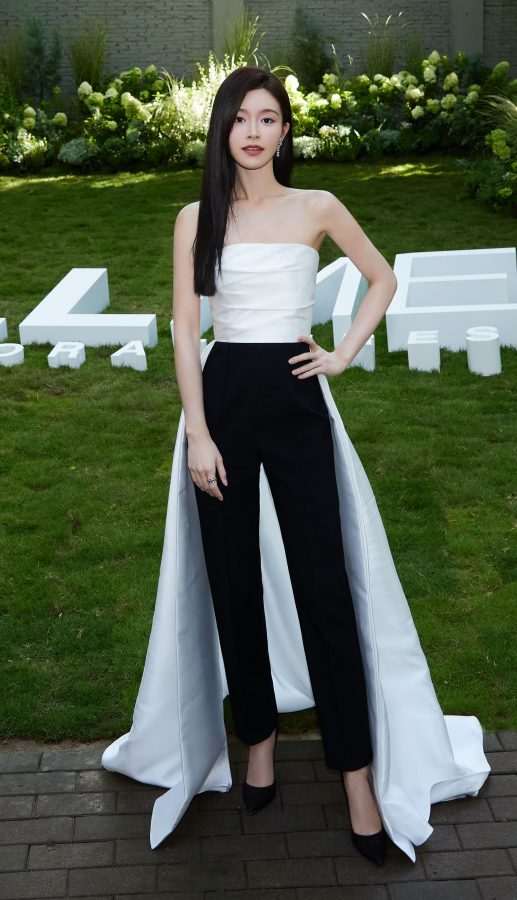 Wen Yongshan wears straight trousers and steps on pointed high heels with smooth insteps(4/8)