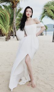 女演员文咏珊穿纯洁白裙在沙滩上秀美足