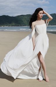 女演员文咏珊穿纯洁白裙在沙滩上秀美足