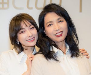 主持人吴昕清新短发造型，踩白色细高跟和妈妈吕静出席代言活动