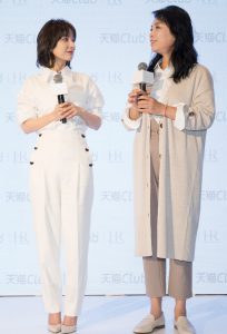 主持人吴昕清新短发造型，踩白色细高跟和妈妈吕静出席代言活动
