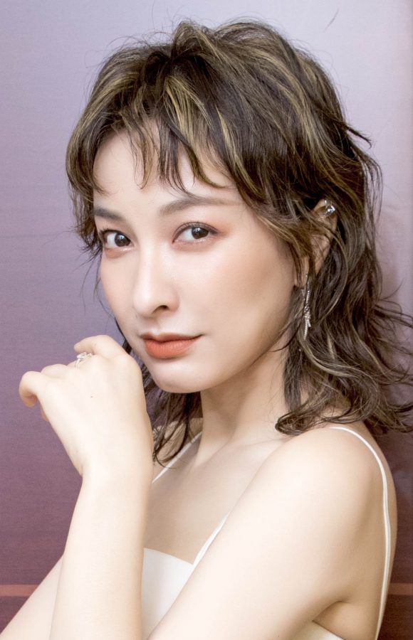 吴昕穿一条吊带连衣裙，细高跟鞋内玉足很美(2/2)