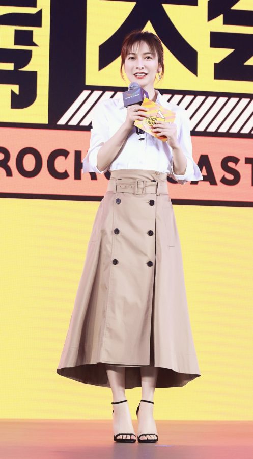 Wu Xin's beautiful feet wearing high-heeled sandals at the event(1/2)