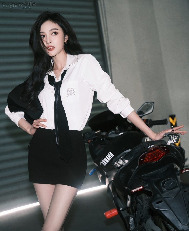 机车女孩吴宣仪超短裙下白皙的美长腿(10/21)