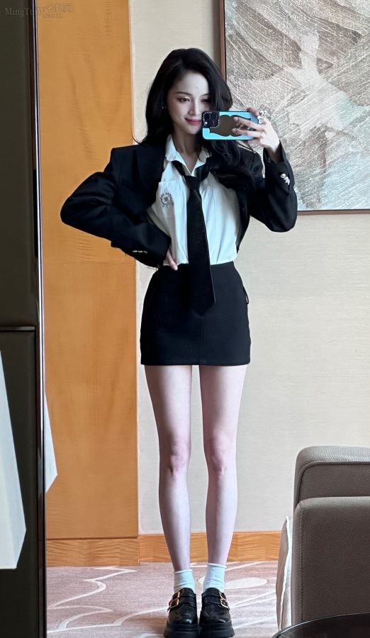 机车女孩吴宣仪超短裙下白皙的美长腿(16/21)