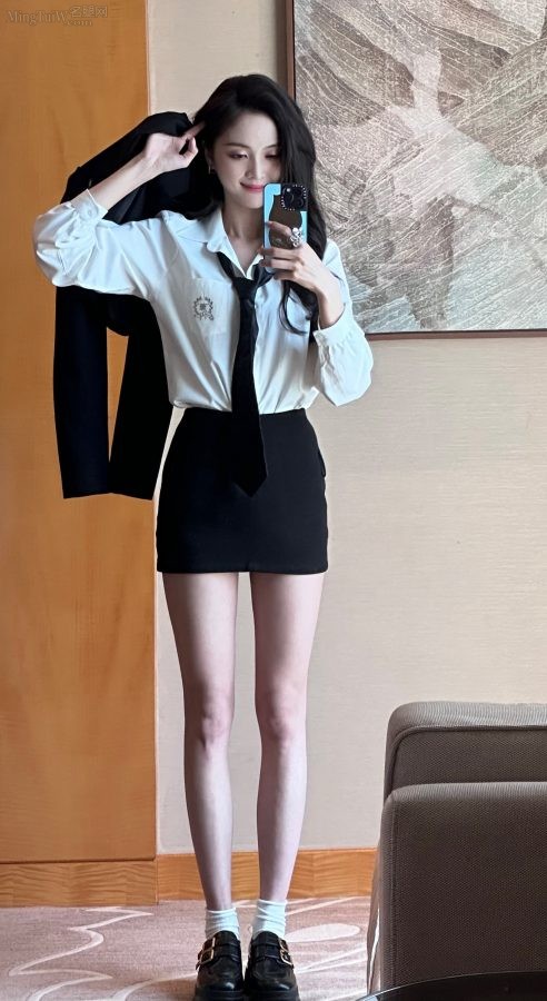 机车女孩吴宣仪超短裙下白皙的美长腿(17/21)