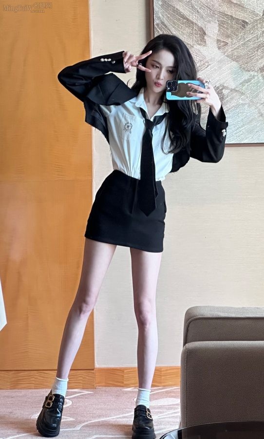 机车女孩吴宣仪超短裙下白皙的美长腿(18/21)