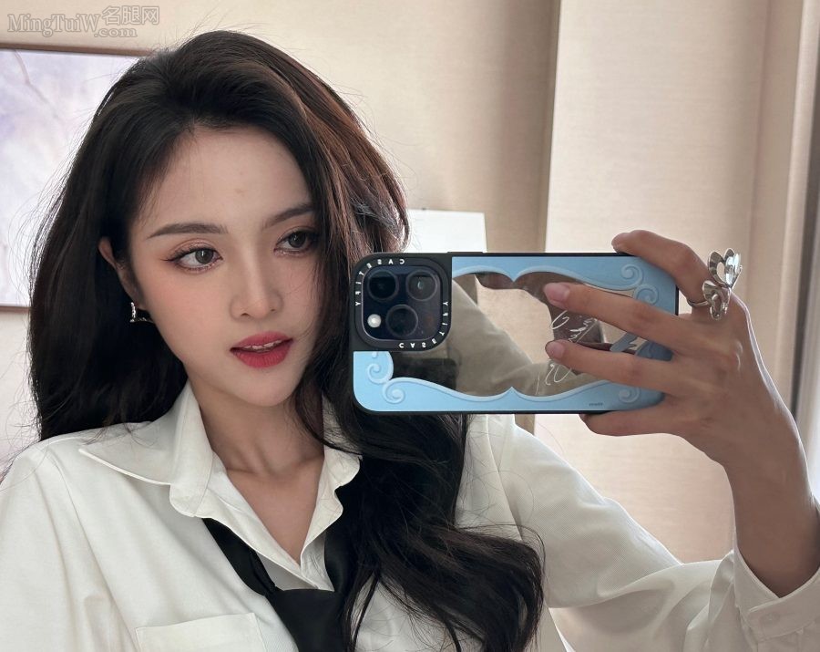 机车女孩吴宣仪超短裙下白皙的美长腿(20/21)