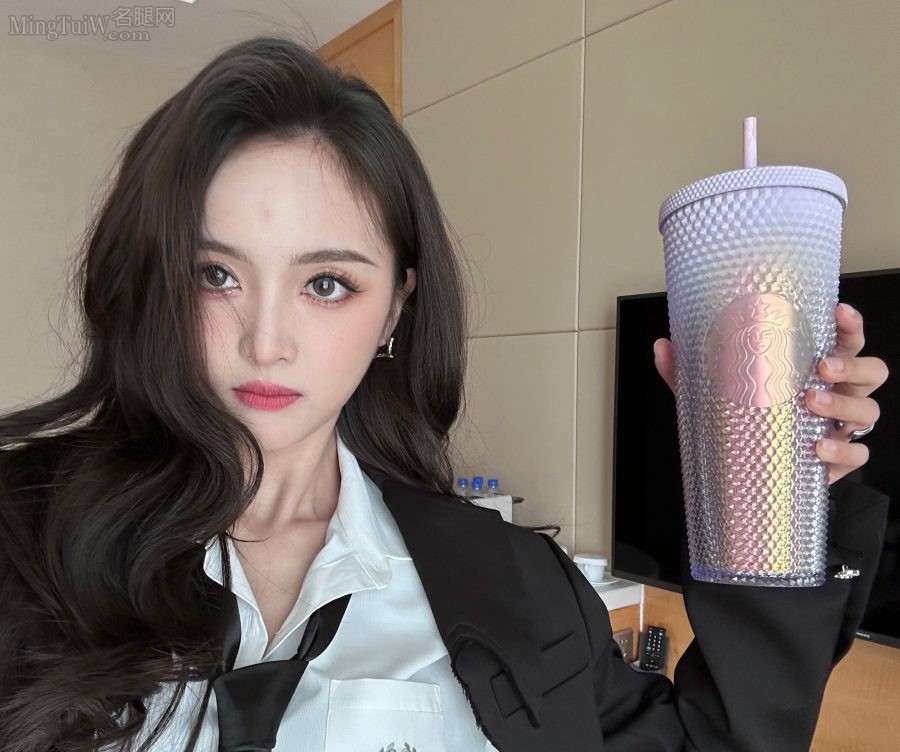 机车女孩吴宣仪超短裙下白皙的美长腿(21/21)