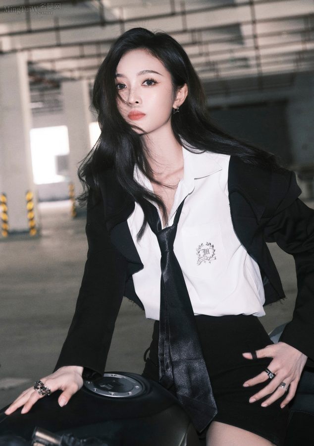 机车女孩吴宣仪超短裙下白皙的美长腿(3/21)