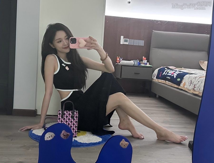 吴宣仪镜前自拍自己的玉足(1/5)