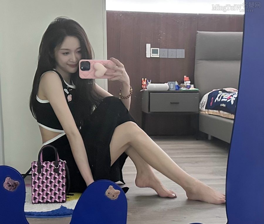 吴宣仪镜前自拍自己的玉足(3/5)