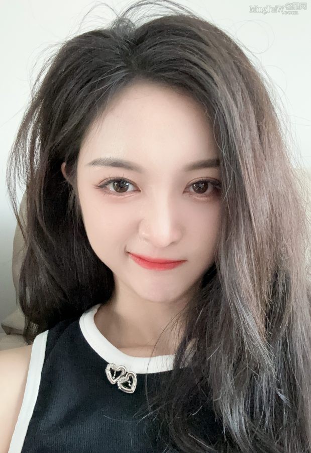 吴宣仪镜前自拍自己的玉足(4/5)