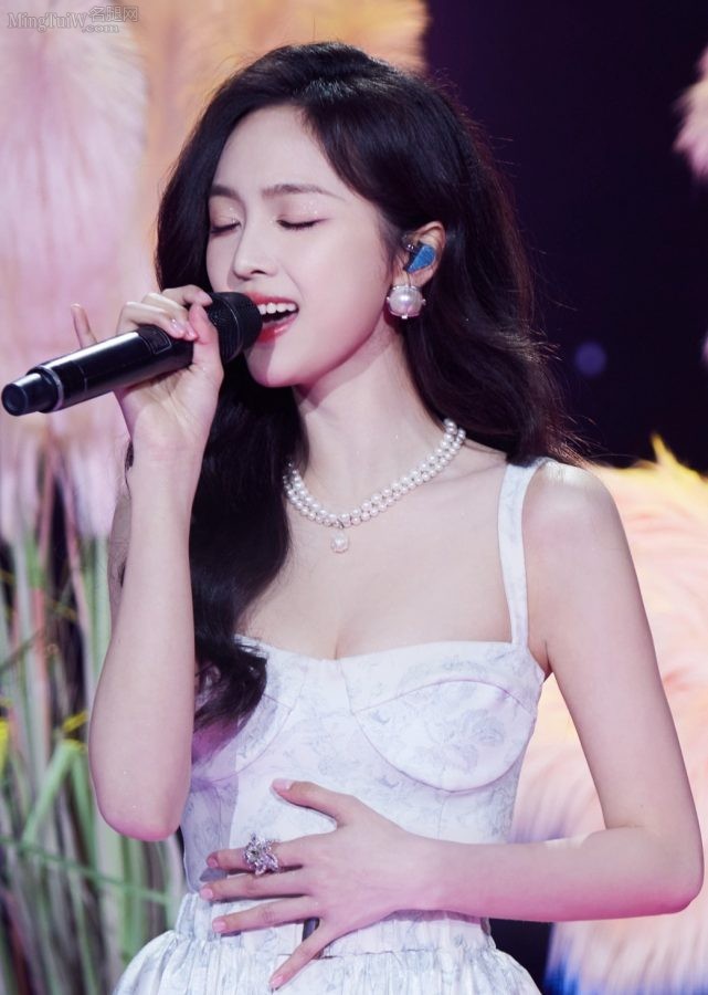 吴宣仪大长腿不穿鞋露美足拍摄写真(18/19)