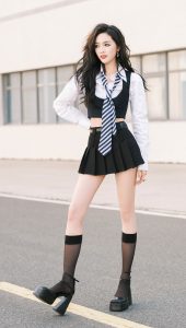 美女歌手吴宣仪白皙紧致的美腿穿黑丝短筒袜