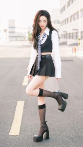 美女歌手吴宣仪白皙紧致的美腿穿黑丝短筒袜