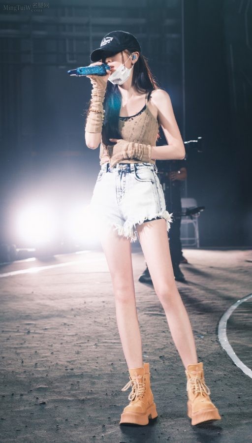 Wu Xuanyi's slender legs under her denim hot pants are definitely P(1/4)