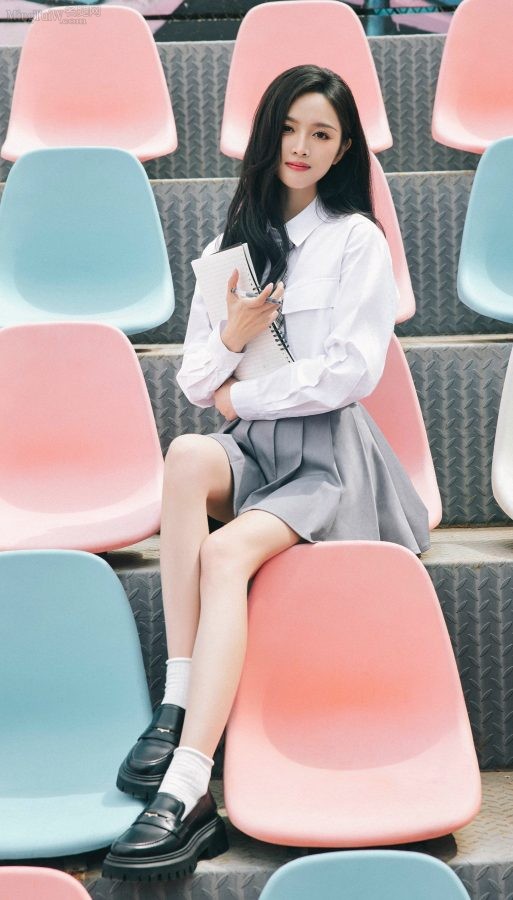 美少女吴宣仪穿百褶裙美腿笔直修长(1/12)