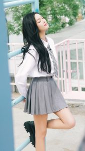 美少女吴宣仪穿百褶裙美腿笔直修长