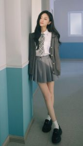 美少女吴宣仪穿百褶裙美腿笔直修长