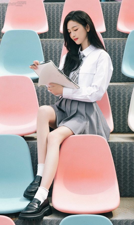 美少女吴宣仪穿百褶裙美腿笔直修长(2/12)