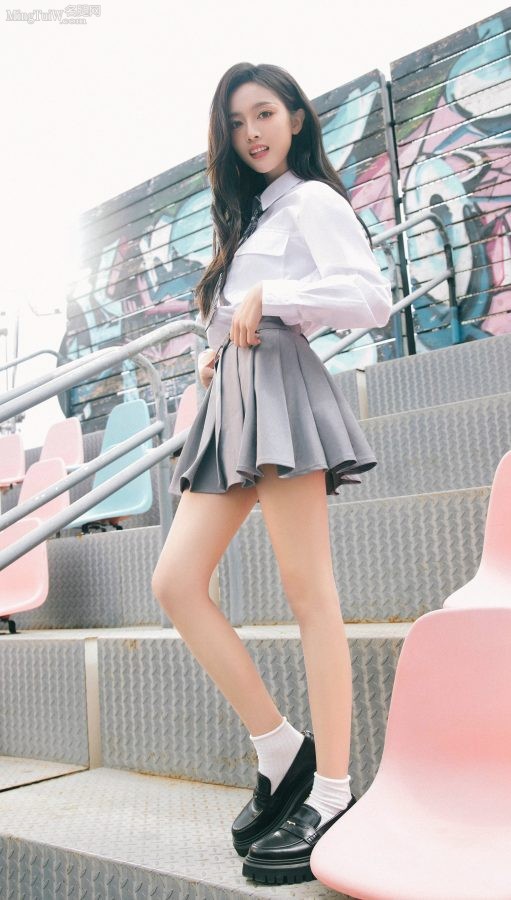 美少女吴宣仪穿百褶裙美腿笔直修长(3/12)