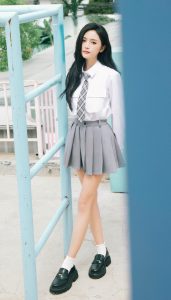 美少女吴宣仪穿百褶裙美腿笔直修长
