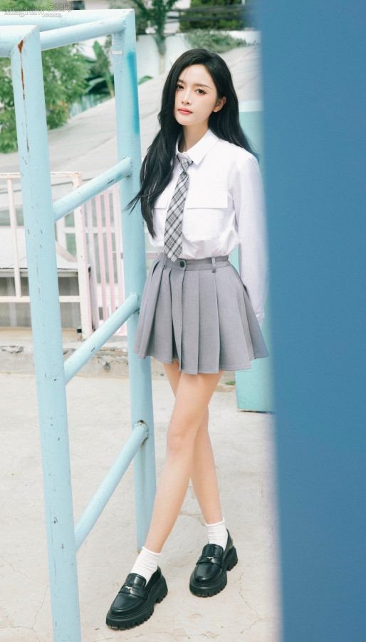美少女吴宣仪穿百褶裙美腿笔直修长(9/12)