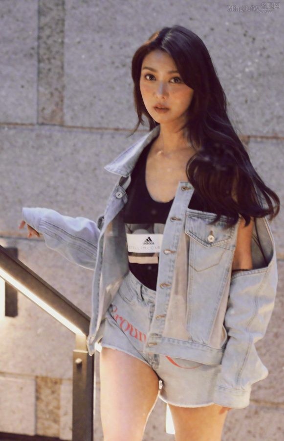 薛凯琪穿的牛仔热裤下大腿曲线完美展现(3/6)