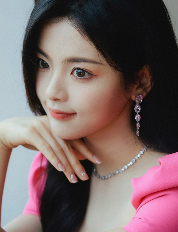 杨超越穿一身粉色套装秀光洁美腿(2/3)