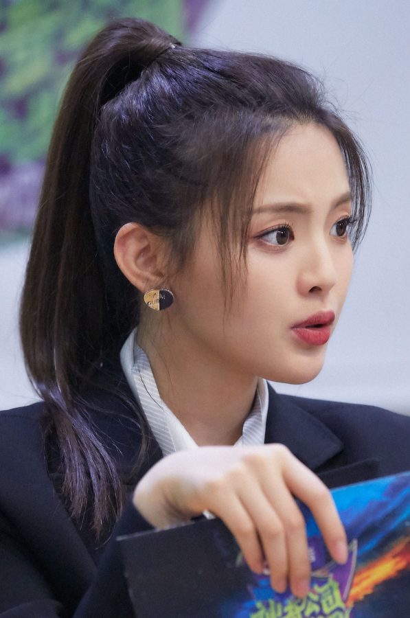 杨超越高马尾美腿录制综艺《神奇公司在哪里》(2/2)