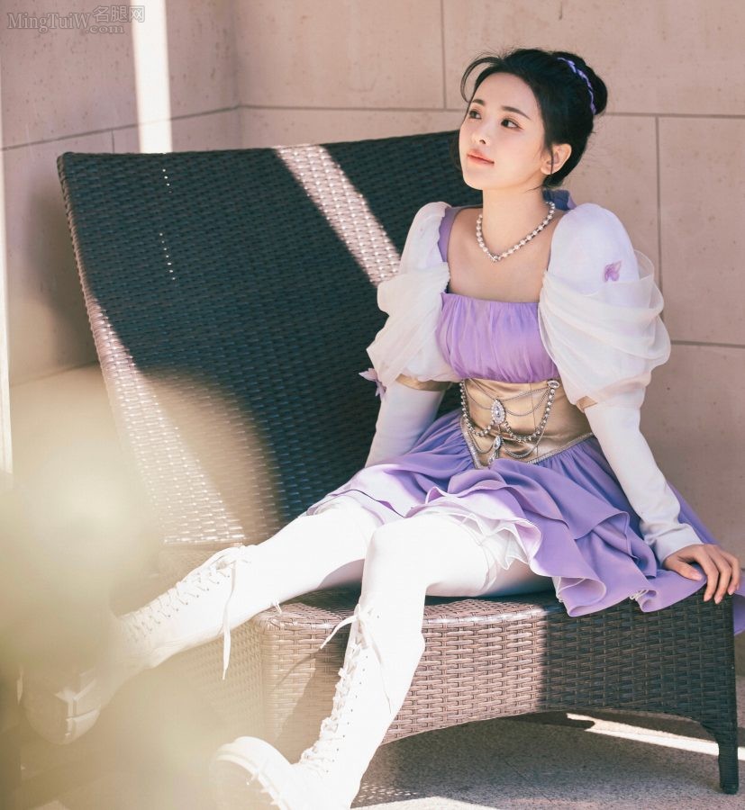 《漂亮的战斗》杨超越穿紫色公主裙配白袜长靴甜美亮相（第8张/共8张）