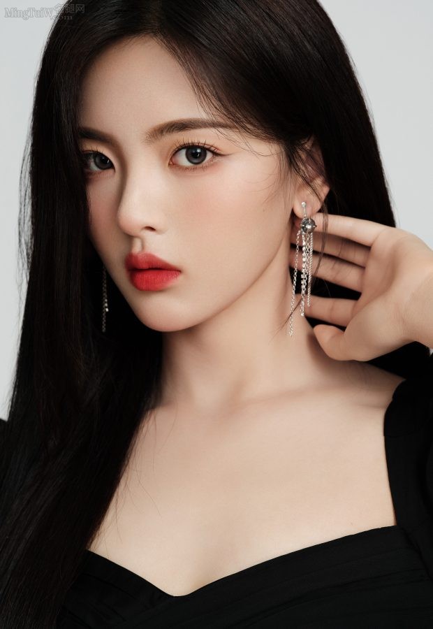 杨超越穿低胸黑裙光腿光脚写真(2/2)