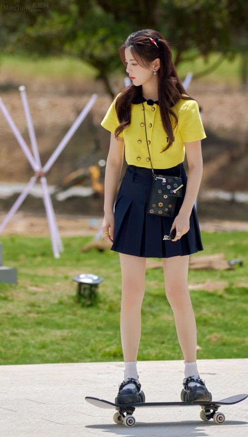 杨超越在综艺节目里玩滑板秀少女白腿(2/6)