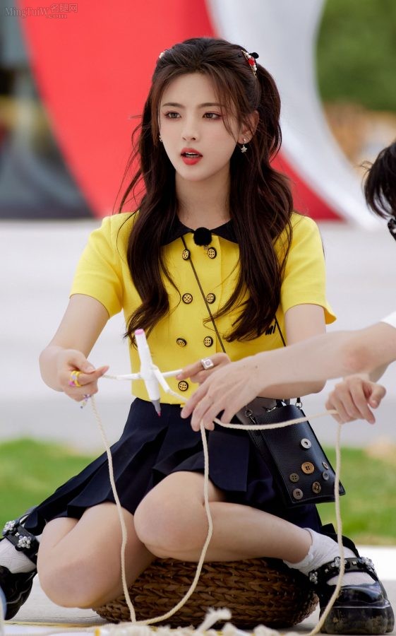 杨超越在综艺节目里玩滑板秀少女白腿(6/6)