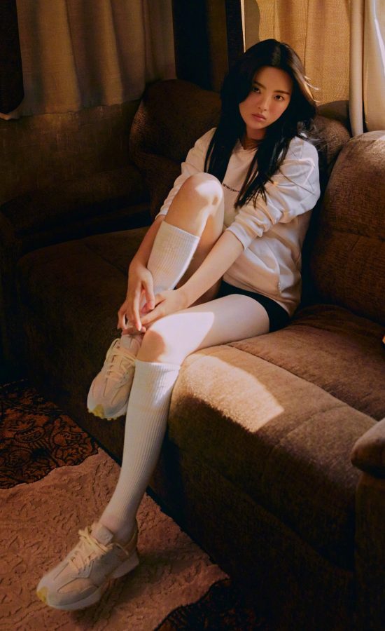 Yang Chaoyue's photo of sitting posture and beautiful legs in the dark night blockbuster(2/7)