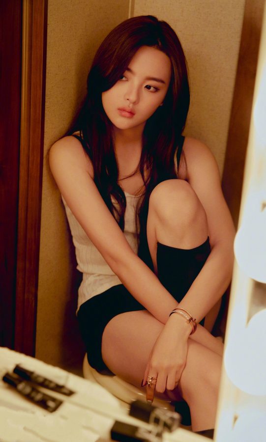 杨超越坐姿美腿写真暗夜风大片(6/7)
