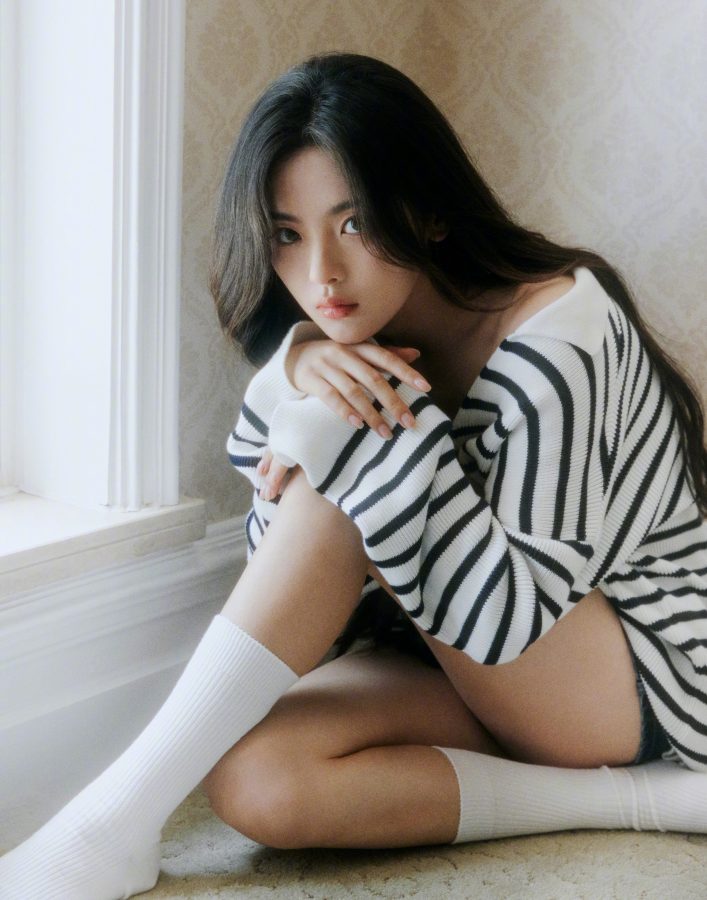杨超越为杂志拍摄时尚大片，穿短裤大秀美腿(1/4)