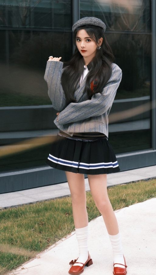杨超越身穿灰色西装配百褶裙秀少女腿参加电竞公益活动(1/5)