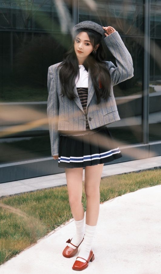 Yang Chaoyue showed off her girly legs in a gray suit and pleated skirt to participate in an e-sports charity event(2/5)