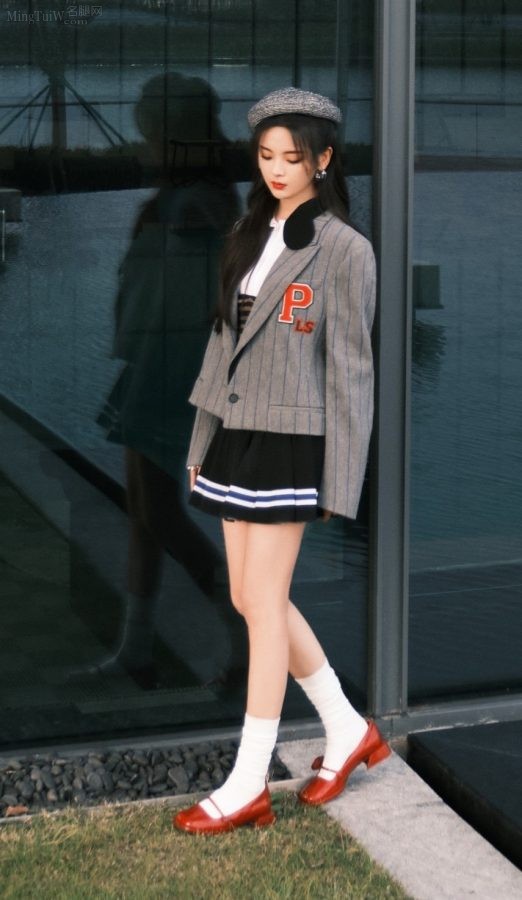 杨超越身穿灰色西装配百褶裙秀少女腿参加电竞公益活动(3/5)